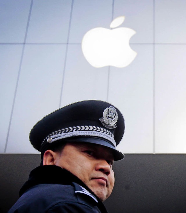 Polizist vor einem Apple-Store in Peking   | Foto: dpa