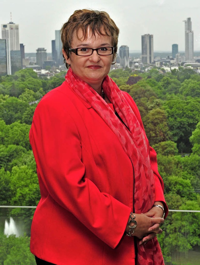 Sabine Lautenschlger 2011 vor den Bankentrmen in Frankfurt  | Foto: dpa