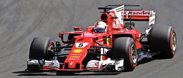Sebastian Vettel fuhr in Ungarn mit seinem roten Flitzer allen davon.   | Foto: dpa/Afp