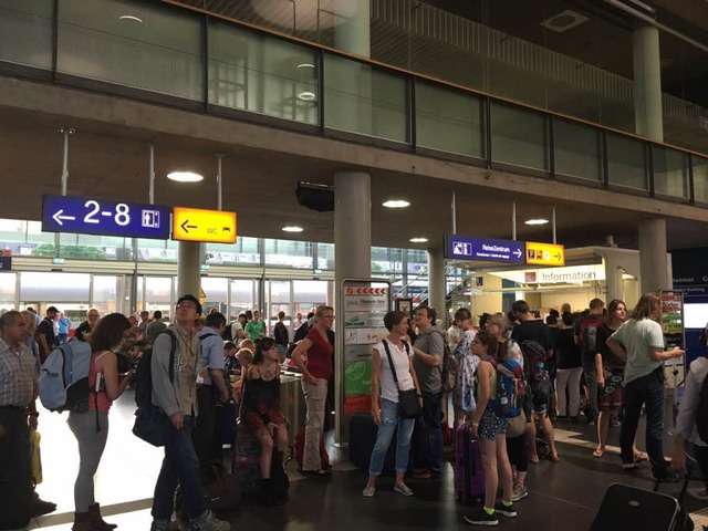 Am Freiburger Hauptbahnhof bildeten sich lange Schlangen.  | Foto: Simone Lutz