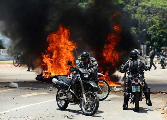 Nach der Explosion eines Sprengkrpers... in Caracas  Motorrder der Presse an.  | Foto: dpa