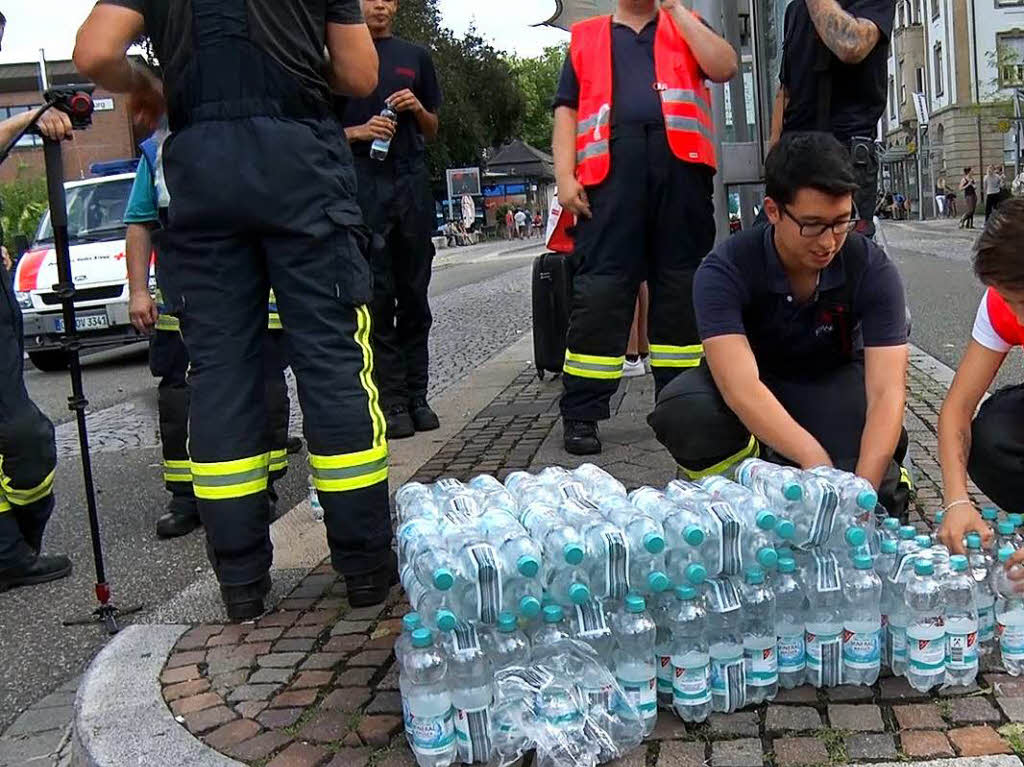 Die Feuerwehr Offenburg versorgte die Menschen mit Wasser.