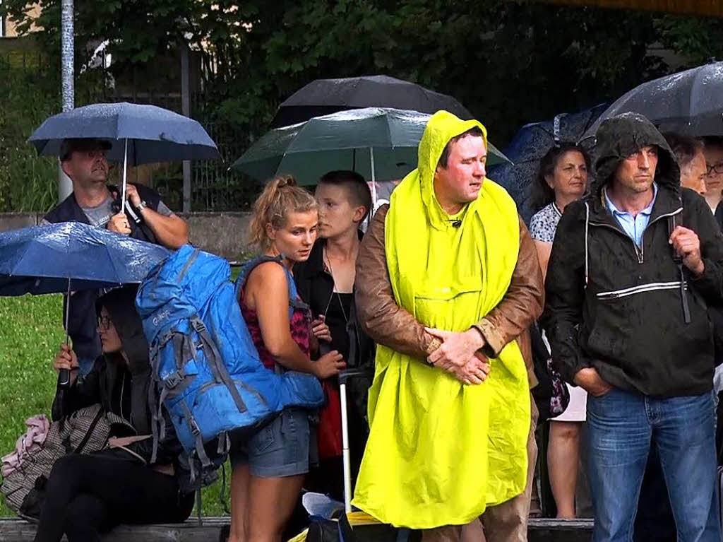 Hunderte saen in Offenburg am Bahnhof fest.