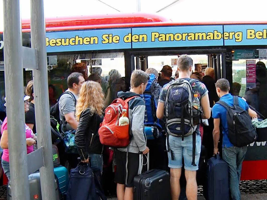 Hunderte saen in Offenburg am Bahnhof fest.