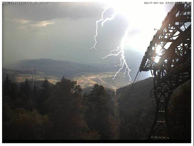 Die Webcam der Schauinslandbahn hat einen Blitz fotografiert  | Foto: Webcam Schauinslandbahn