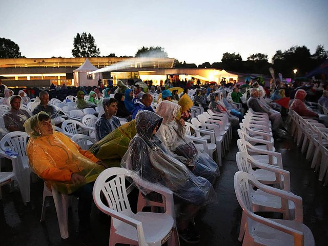 Mit Regencapes trotzten die Besucher d...Open Air am Sonntagabend dem Gewitter.  | Foto: Oliver Welti