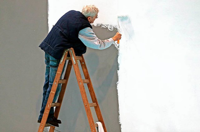 Ein Mann mit grauen Haaren weielt eine  Wand.   | Foto: dpa