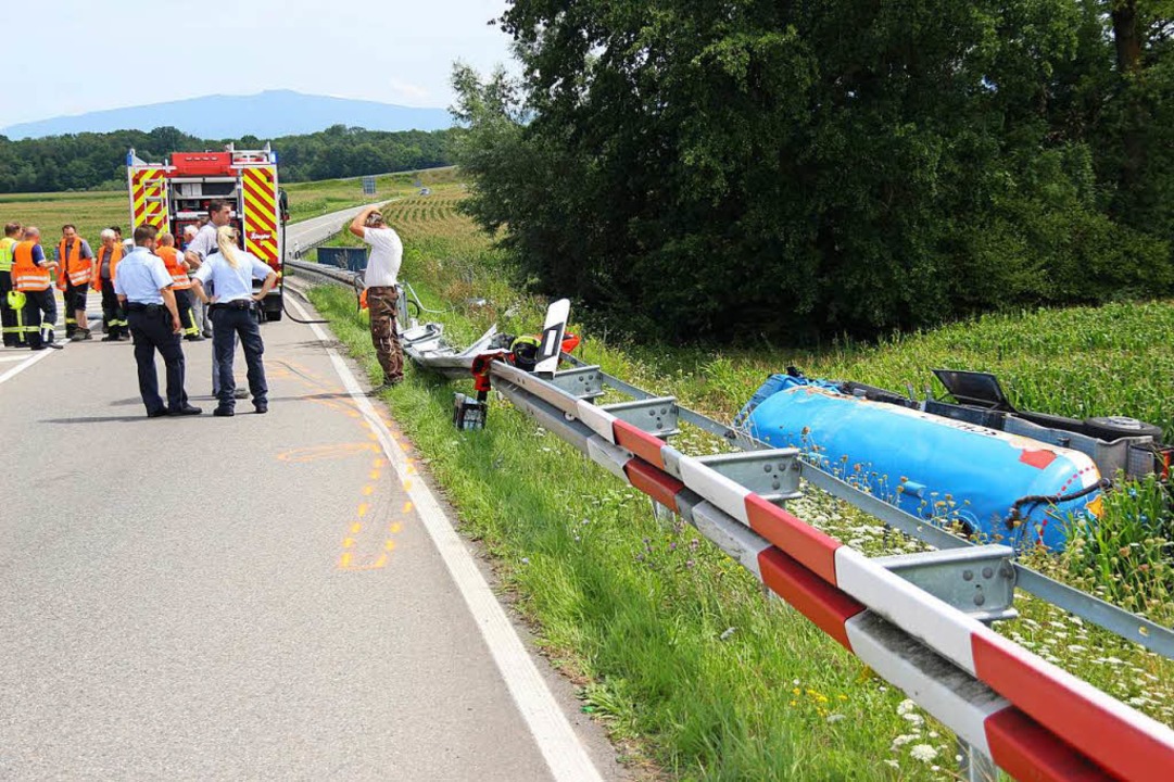 Der Lastzug war in der Linksabbiegung ... seitlich die Bschung hinunterkippte.  | Foto: Horst David