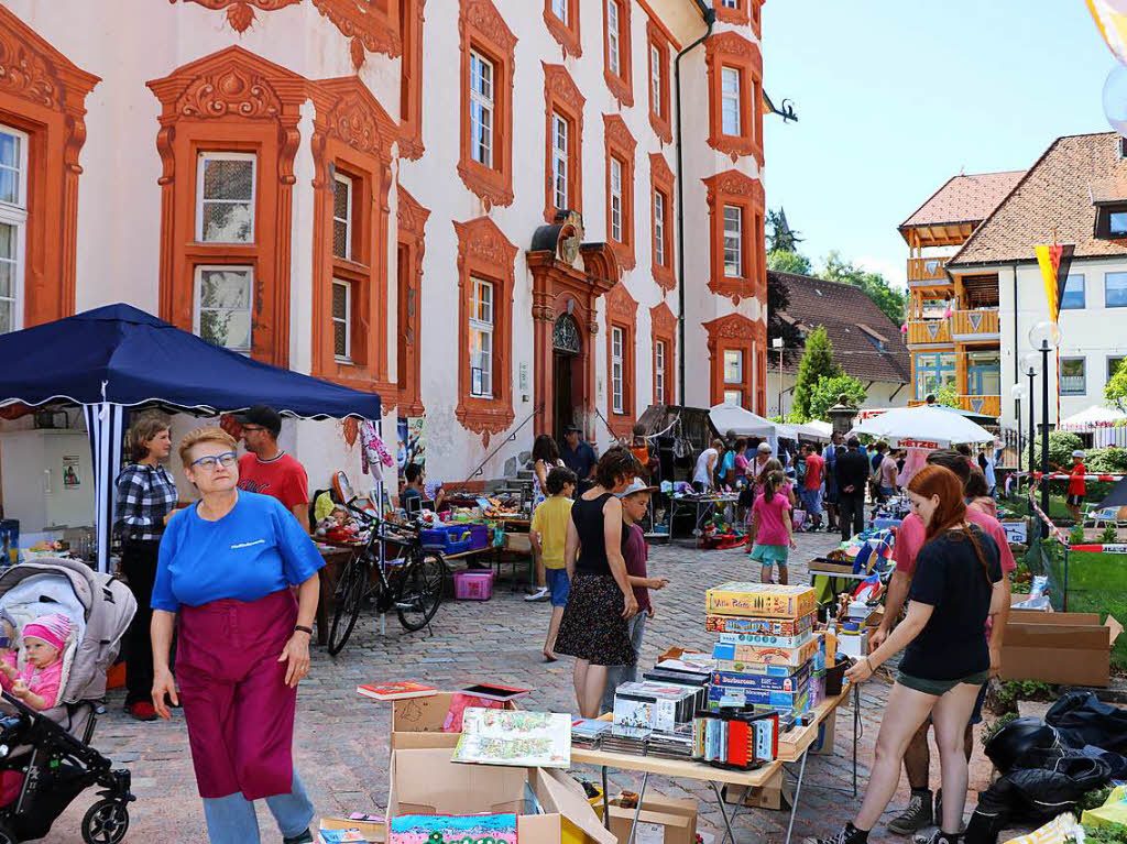 Hochbetrieb: Auf dem Flohmarkt vor dem Bonndorfer Schloss wechselte so manche Raritt den Besitzer.