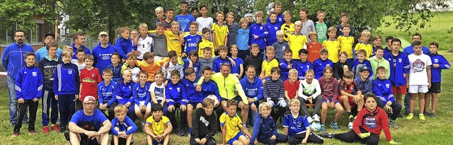 Jugendfuballer mit ihren Trainern und...amp &#8222;Riedbhringen 2017&#8220;.   | Foto: FCW