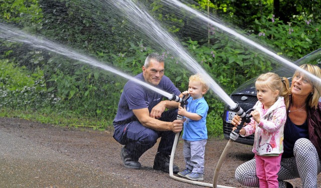 Frh bt sich, wer ein Feuerwehrjunge ... Beck zeigt den Kleinen, wie es geht.   | Foto: Bettina Schaller