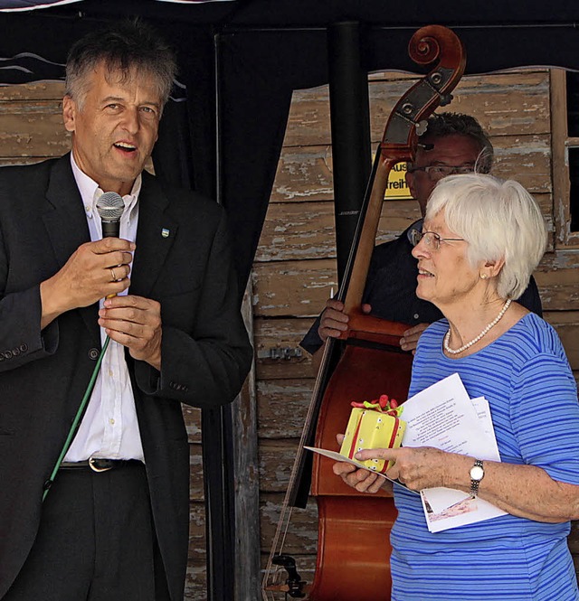 &#8222;Dieser Ort ist doch ideal als B...Rechts Gastgeberin Irmgrad Tscherter.   | Foto: Anja Bertsch