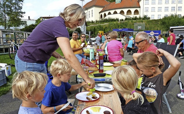 Spielen macht hungrig. Wie gut, dass die Wurst schon fertig ist.   | Foto: Heidrun Simoneit