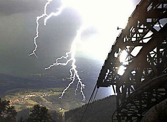 Die Webcam der Schauinslandbahn fotogr... als der Blitz bei Horben einschlgt.   | Foto: Schauinslandbahn