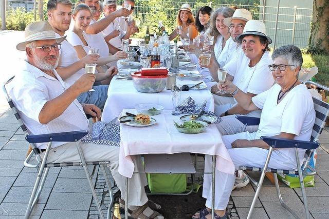 Gäste speisen ganz in Weiß