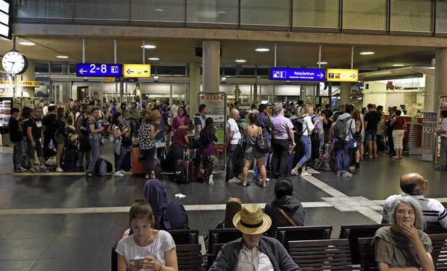 Reisende stehen am Sonntagabend vor dem Info-Schalter der Bahn an   | Foto: Rita Eggstein