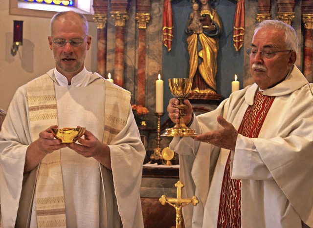 Pfarrer Bernhard Stahlberger (links) z...lberne Priesterjubilum feiern konnte.  | Foto: Werner Probst