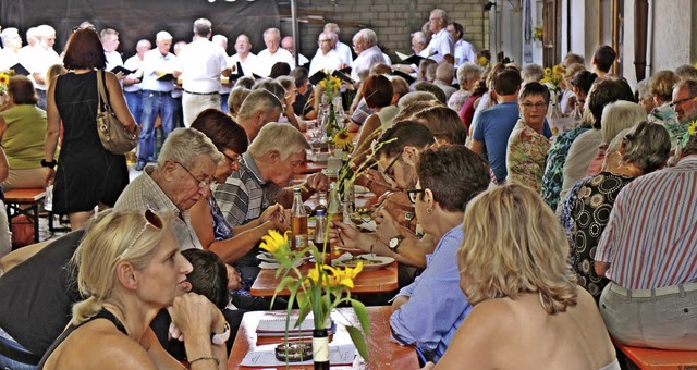 Das Rhenusfest lockte viele Besucher in den Hof des Weinguts Kaufmann.  | Foto: Rolf Rhein