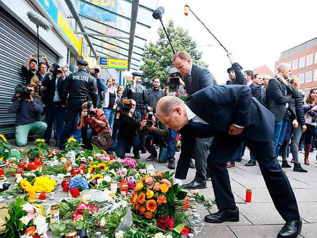 Blumen legt Hamburgs Erster Brgermeis...ettet und sechs weitere verletzt hat.  | Foto: dpa