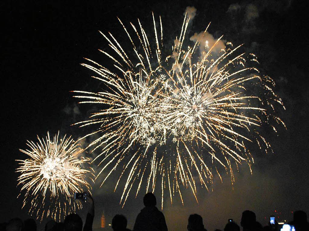 Beeindruckend: das groe Feuerwerk kurz vor Mitternacht