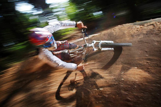 Ein junger Mountainbiker ist in Lrrach verunglckt (Symbolbild).  | Foto: dpa