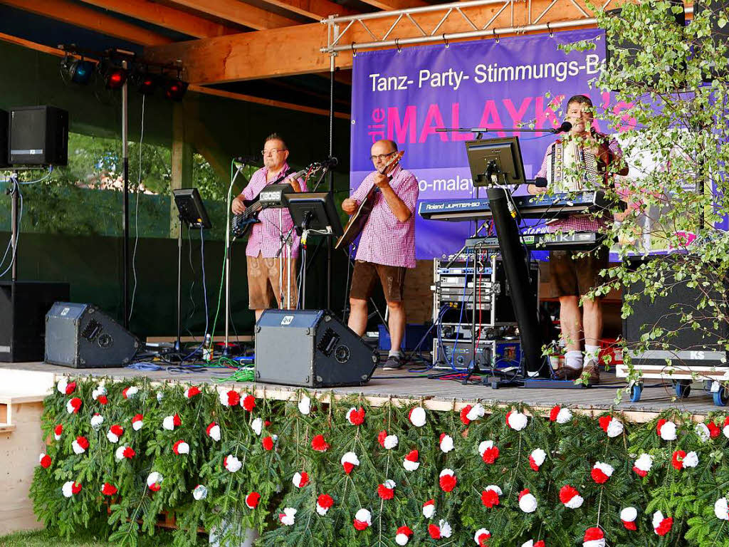 Die Malaykas, die mit ihrem Frhschoppenkonzert den Festsonntag erffneten.