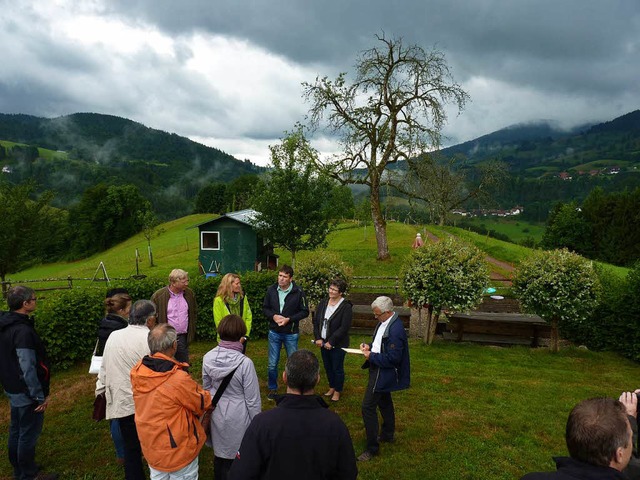 Die Jury machte auch  Station am Ferie...prsidium macht sich Notizen (rechts).  | Foto: Sattelberger