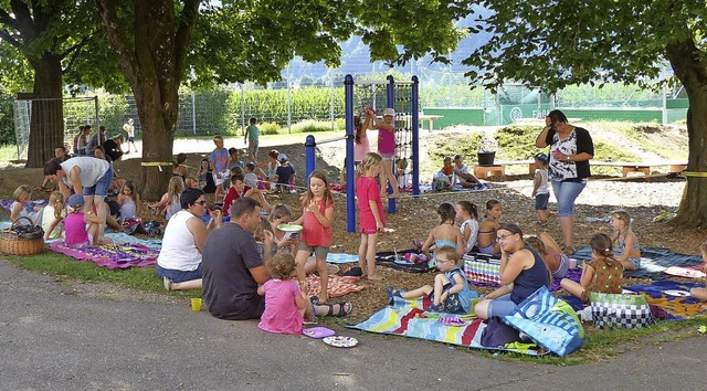 Die Turnkinder mit  Eltern und Groeltern beim Picknick.   | Foto: Verein