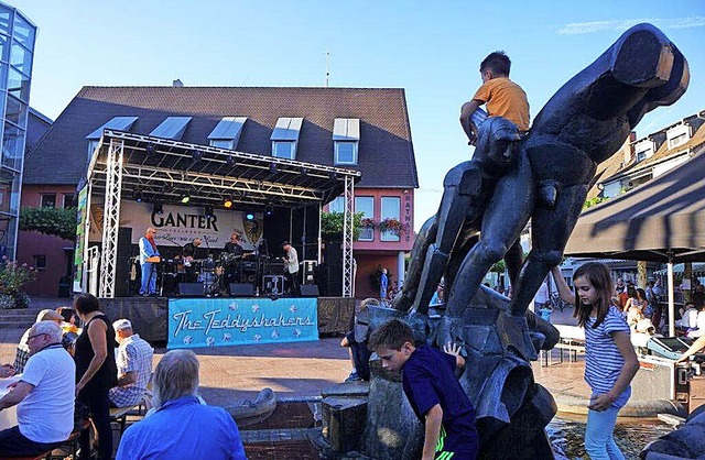 The Teddyshakers und Gste spielten be...uenburger &#8222;Sommergarten&#8220;.   | Foto: Anne Freyer