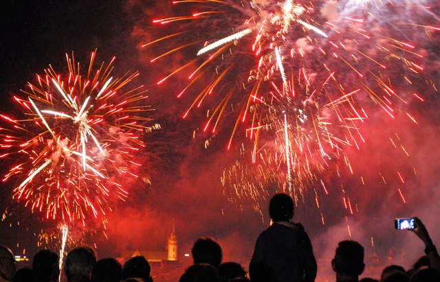 Mit einem groen Feuerwerk auf dem Rhein feierten die Basler den Bundestag.   | Foto: Thomas Loisl Mink