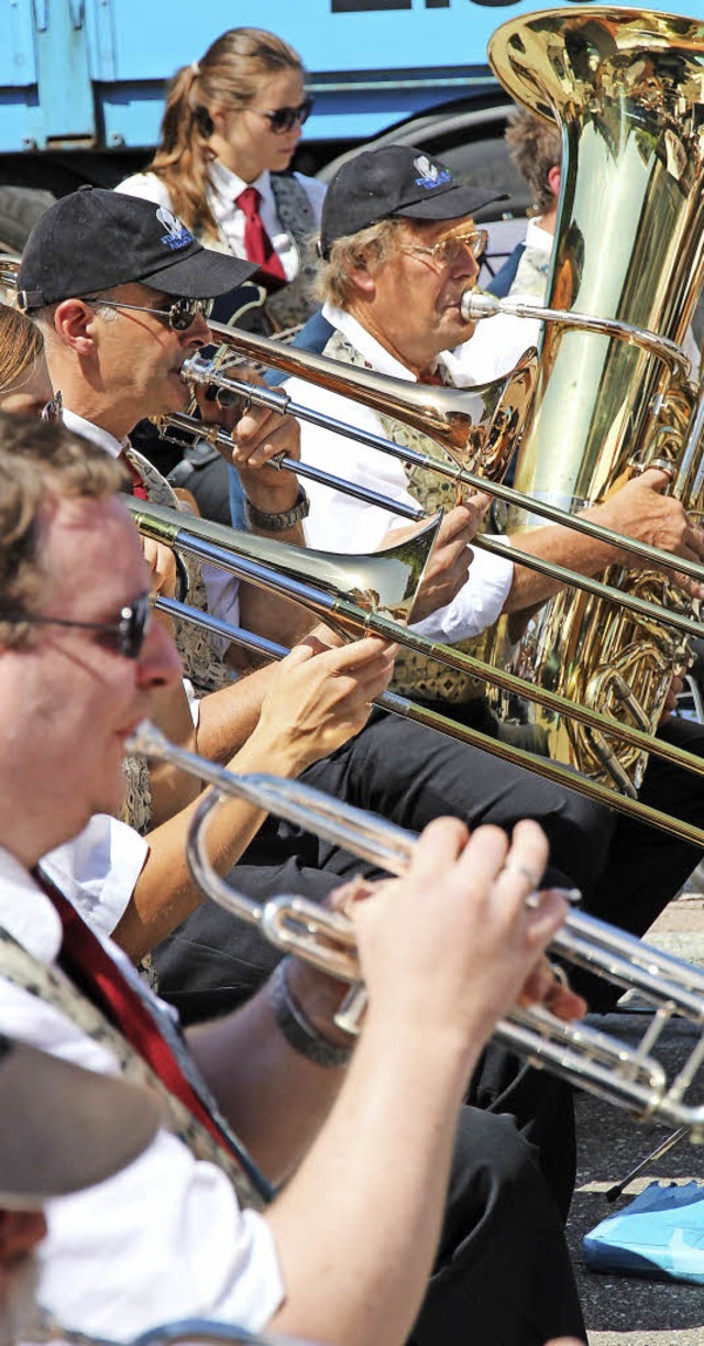 Spanische Klnge, passend zum sonnigen...farrfest vor dem Thomasheim erklingen.  | Foto: Eva Korinth