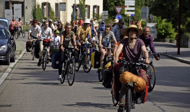 ber 120 Teilnehmer der Fahrraddemo &#... 328. Montagsmahnwache nach Breisach.   | Foto: Hans-Jochen Voigt