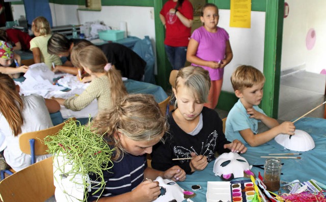 Kaum saen die Kinder am Tisch, begann...on die Gestaltung der Maskenrohlinge.   | Foto: Rolf Reimann