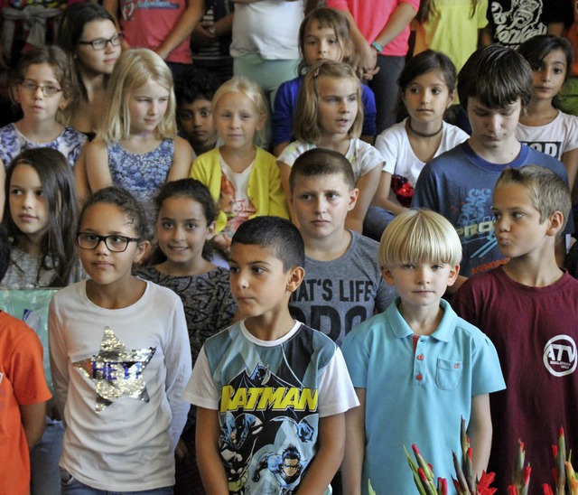 Kinder bei der Verabschiedung des Schulleiters.   | Foto: Rolf Reissmann