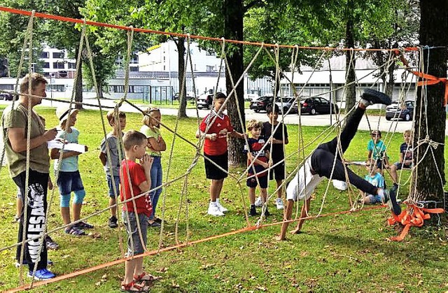 Blo nicht verheddern! Eine der Statio...pielaktion der Waldkircher Burghexen.   | Foto: Verein