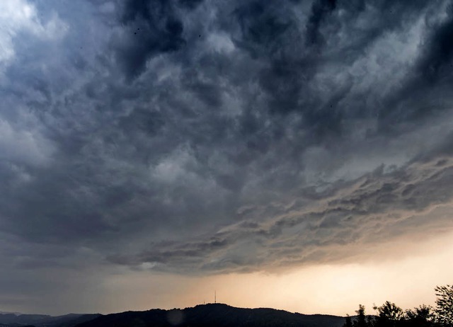 Diese bedrohlich wirkenden  Wolken zog...berg nahe Zrich in der Schweiz auf.    | Foto: dpa