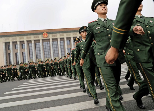 Militr vor der Groen Halle des Volkes in Peking  | Foto: afp