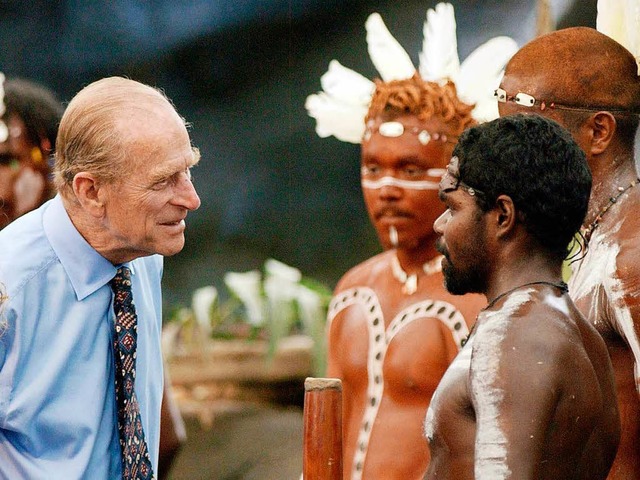 Philip 2002 im Gesprch mit Aborigines  | Foto: dpa
