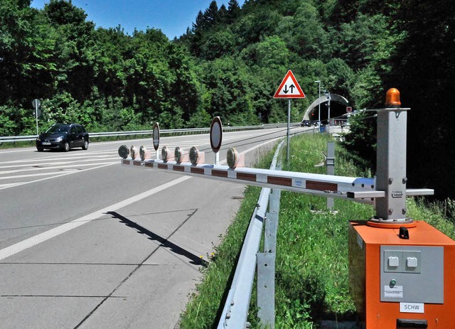 Schranke zu &#8211; in der Nacht zum M...ei Waldkirch. Der Tunnel war gesperrt.  | Foto: Markus Zimmermann