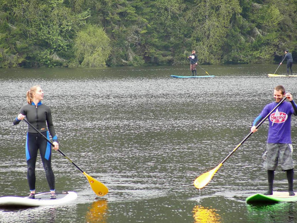 Beim Stand Up Paddling auf dem Windgfllweiher fhlt sich der Schwarzwald...  | Foto: Tina Httich