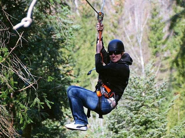 An einem Stahlseil in bis zu 80 Meter ... der Hirschgrund Zipline in Schiltach.  | Foto: Anita Fertl