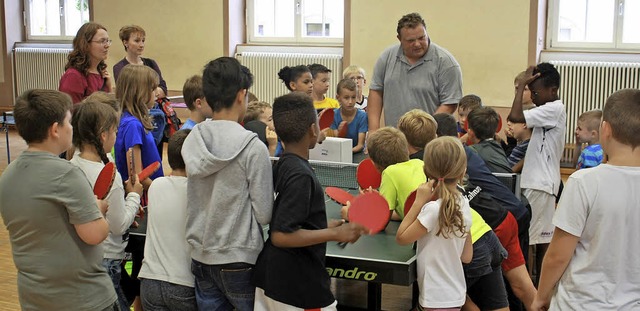 Umringt von Kindern und Jugendlichen: ...itte) vom Tischtennis-Schnuppermobil.   | Foto: Werner Schnabl