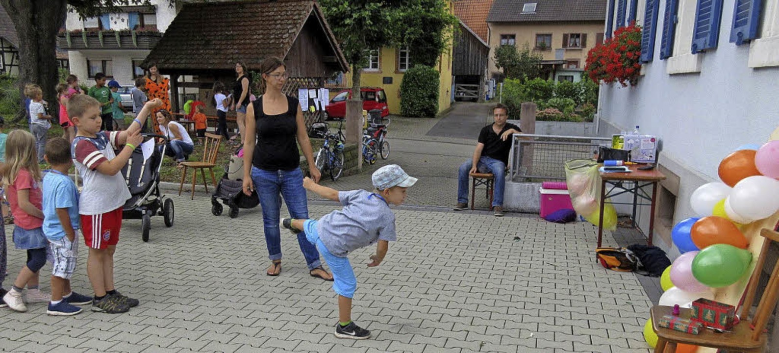 Geschick und Zielgenauigkeit waren gefragt, wenn der Ballon platzen sollte.  | Foto: Reiner Merz