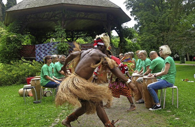 Mister Fresh und Keke aus Ghana tanzen zur Musik von Afrikaba  | Foto: Georg Vo
