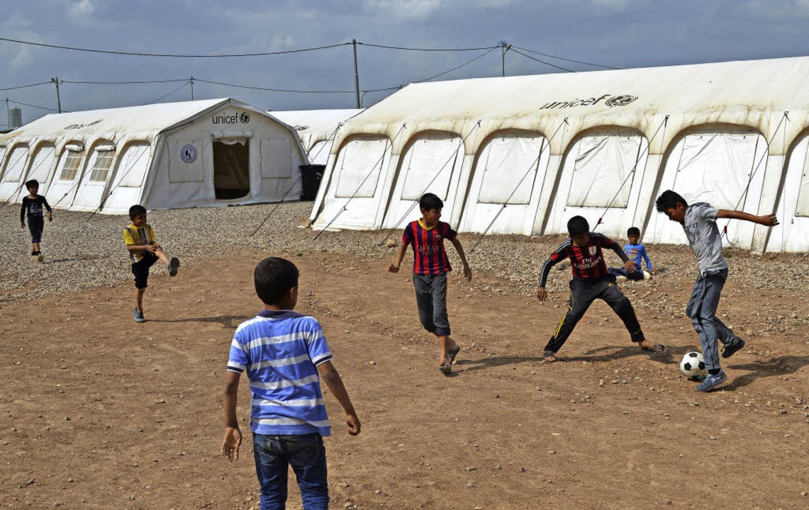 In zwei Flüchtlingslagern nahe Mossul ...olungsorte für geflüchtete Kinder ein.  | Foto: Privat
