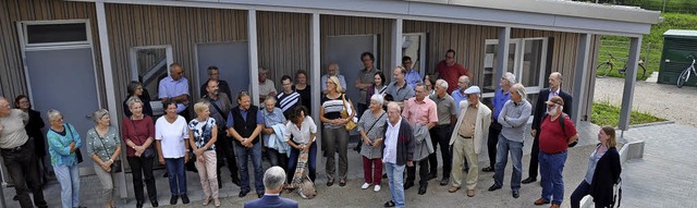 Zur Einweihung der Staufener Flchtlin...man sich vor dem Gemeinschaftsgebude   | Foto: R. Ruther