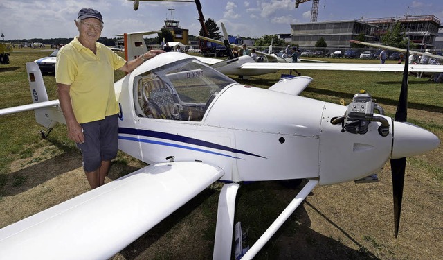 Heinz Thomas mit seiner &#8222;Luciole&#8220;auf dem Freiburger Flugplatz  | Foto: Thomas Kunz