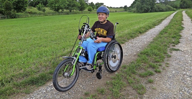 Die Muschel ist das Symbol fr den Jak...t dort mit seinem Handbike unterwegs.   | Foto: dpa/ Dorothee Philipp