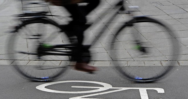 Mehr Sicherheit fr Radfahrer soll der Schutzstreifen bringen.   | Foto: DPA