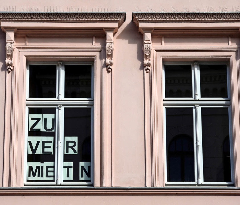 Schwer ist es derzeit fr alle Bevlke...chten, bezahlbaren Wohnraum zu finden.  | Foto: symbolfoto: dpa (Ralf Hirschberger)